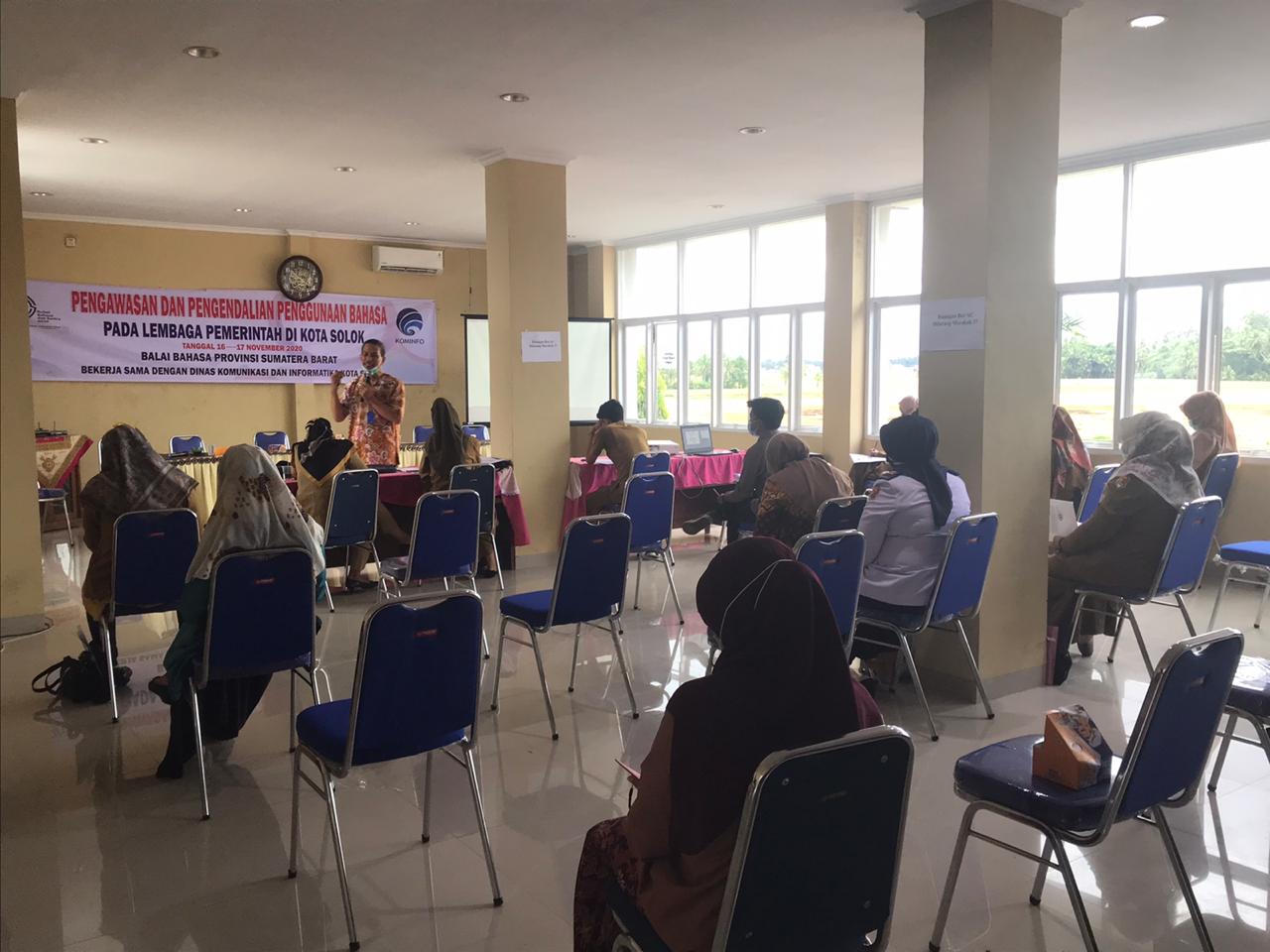 Kepala Balai Bahasa Sumbar Aminulatif tengah memberikan materi